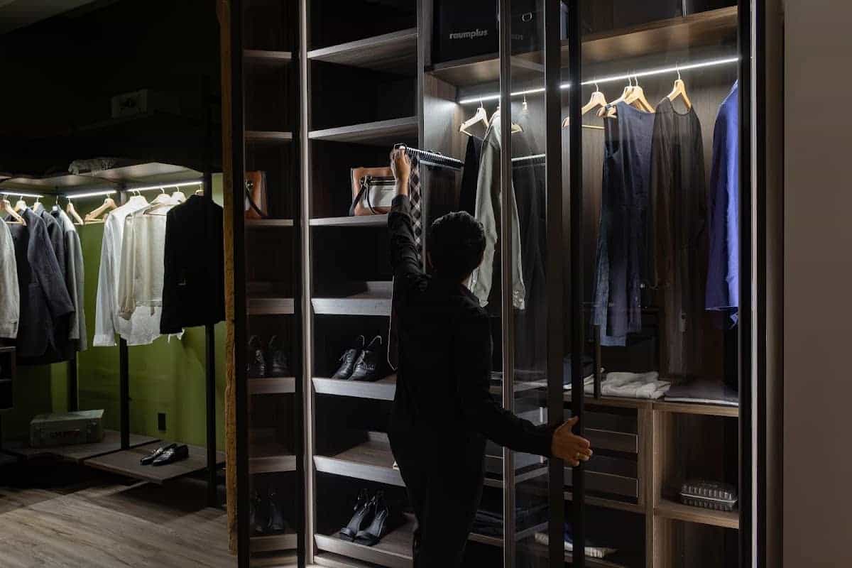ESTHETEAK: Modern Kitchen Cabinets & Sliding Door Closets(Wardrobes) Store in Toronto, cabinet and countertop installation in Corktown, image 2
